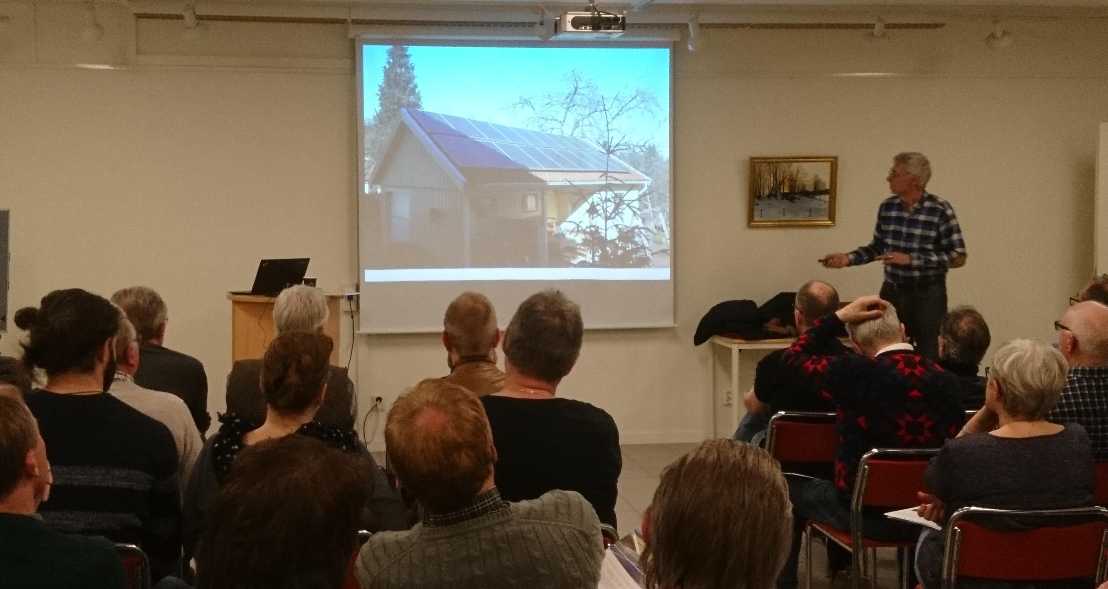 Ett 40-tal personer samlades i bibliotekets hörsal för att lyssna på en föreläsning om solceller. Föreläsningen hölls av Perstorps kommunens energi- och klimatrådgivare, Ann-Kristine Nilsson tillsammans med Lars Ivarsson, som arbetat med solceller under många år. Fyll i beskrivning av bilden