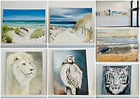 Bildcollage med sju bilder som visar målningar med mnotiv från djur opch natur. Målningarna visas på tavellisten i foajén, Cewntrumhuset.