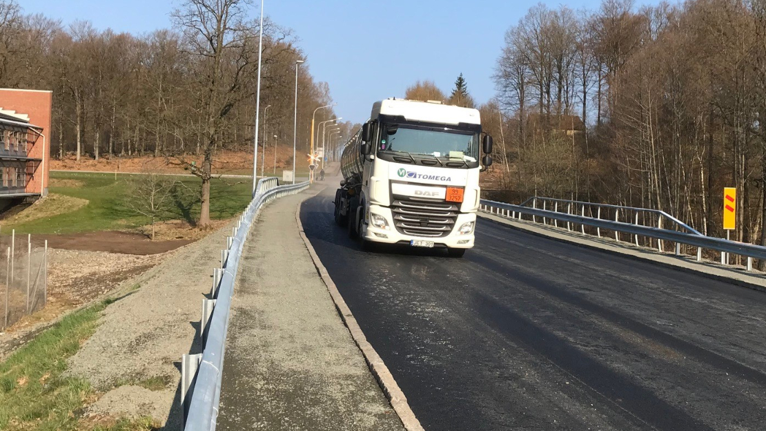 Bruksvägen åter öppen för trafik efter att en vägtrumma bytts ut. Först över var en tankbil från Perstorps Industripark.