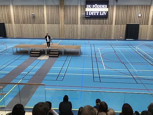 Andreas Jonsson föreläser för cirka 600 elever från Oderljunga och Perstorp om betydelsen att leva sitt liv och bestämma själv.
