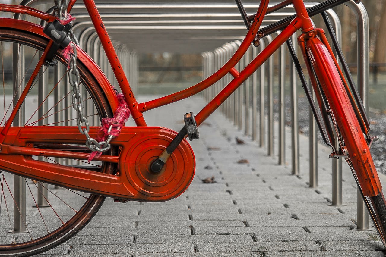 Röd cykel i ett cykelställ