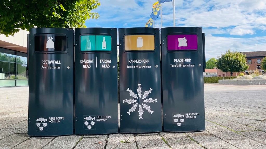 Soptunnor på torget i Perstorp