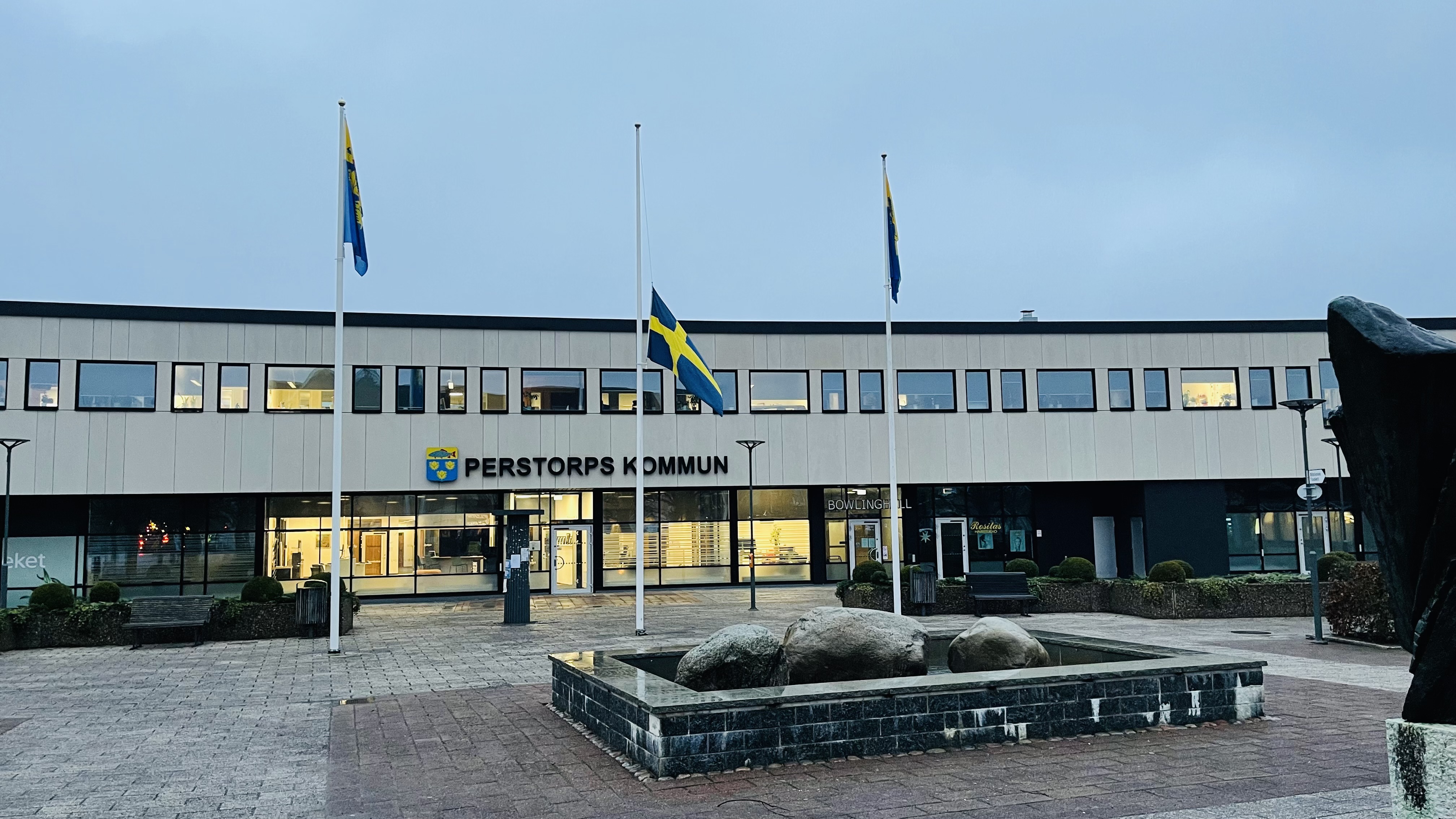 Flagga på halv stång, torget Perstorp