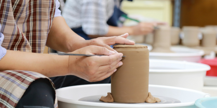 Person som drejar keramik