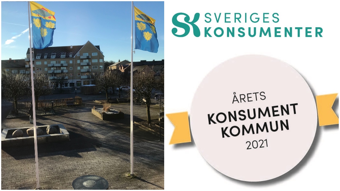 Bildcollage med tre bilder som visar kommunflaggor på torget med bibliotekshuset i bakgrunden och blå himmel. Dessutom logotyperna för Sveriges konsumenter och Årets konsumentkommun 2021