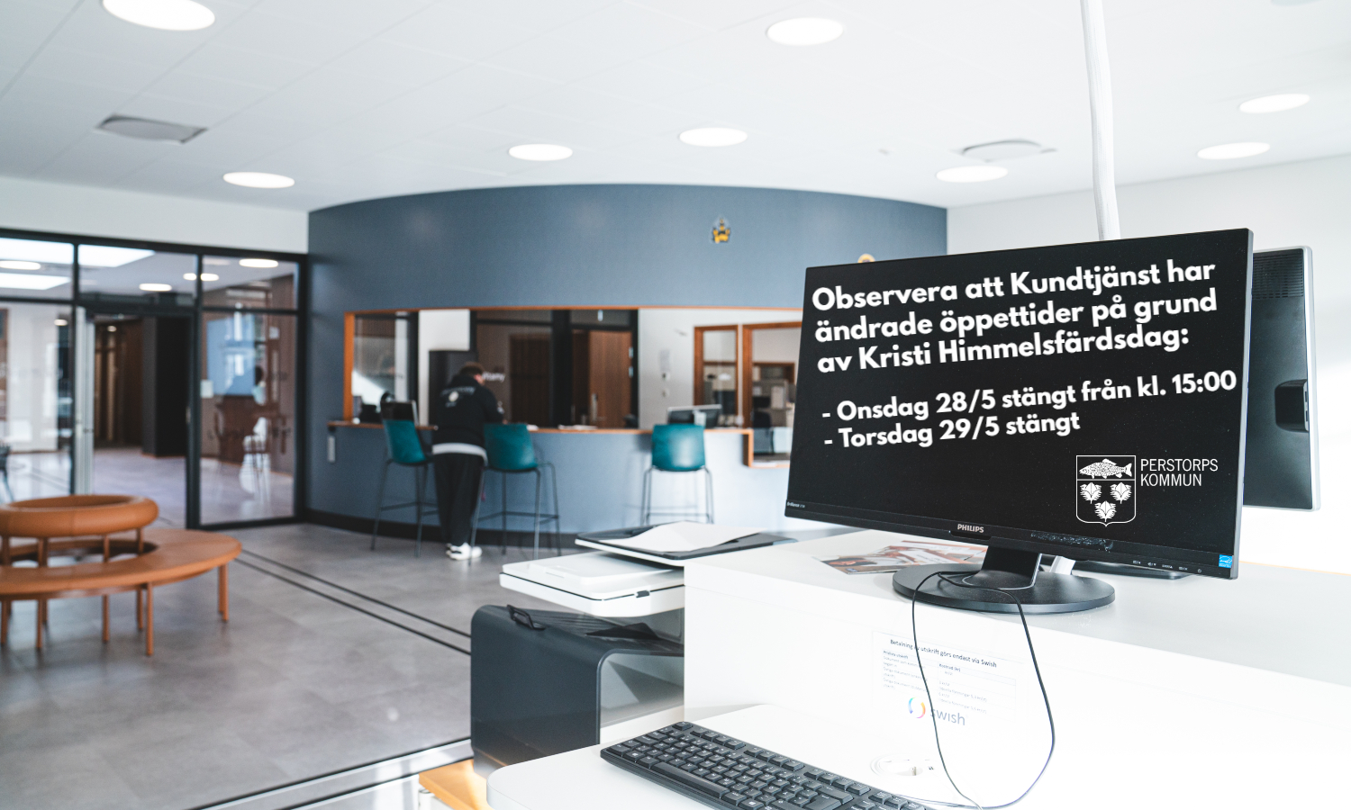 Interiör kundtjänst entré med text på en bildskärm om öppettider under Kristi himmelsfärdsdag 2025