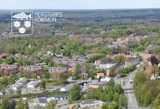 Skärmklipp drönarvy över centrum  Perstorps kommun. I vänster övre hörn ses kommuns logotyp i vitt