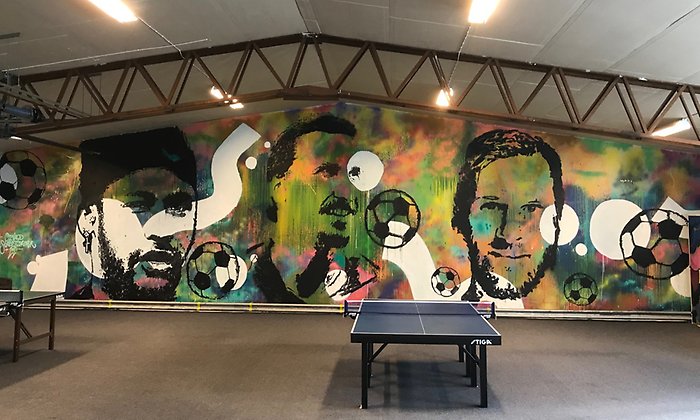 Tre av världens bästa fotbollsspelare porträtterade på graffitivägg fritidsgården Ozvald.