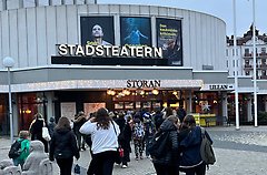 Ungdomar utanför entrén till Helsingborgs stadsteater