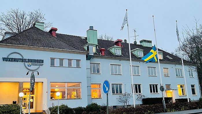 Flagga på halv stång utanför Vuxenutbildningens lokaler på Hässleholmsvägen