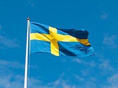Svenska flaggan syns med en blå himmel i bakgrunden. Kundtjänst har stängt den 6 juni. 