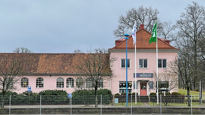 Exteriör Perstorps turistbyrå. Rosa byggnad utmed Hässleholmsvägen