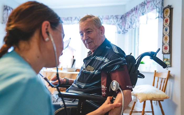 Sjuksköterska med patient