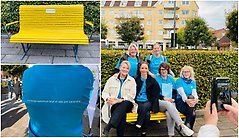 Bildcollage med tre bild från invigningen av en gul bänk (vänskapsbänk) på torget in Perstorp. En bild visar bänken och de andra två visar personer som sitter på bänken och en ryggtavla på en t-shirt med texten i Perstorps kommun bryr vi oss om varandra..