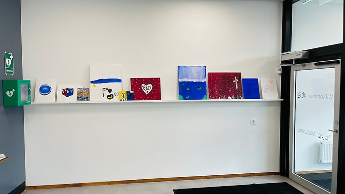 Målningar skapade av ungdomar på fritidsgården visas i foajén, Centrumhuset, Perstorp