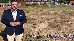 Kommunstyrelsens ordförande Torgny Lindau (PF) tipsar om kommunens Tomtportal i den första filmen som innehåller Donnez musik.