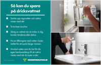 Bildcollage med tre bilder där den första  listar tips i vit text på grön bakgrund på hur vatten kan sparas. De andra två bilderna visar en tillbringare med vatten som sätts in i ett kylskåp och en person som håller i en tandborste.