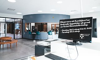 Interiör kundtjänst entré med text på en bildskärm om öppettider under Kristi himmelsfärdsdag 2025